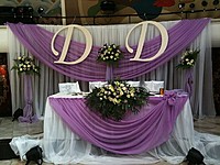 Оформление президиума молодоженов, драпировка тканью, живые цветы 535941 Оформление президиума молодоженов, драпировка тканью, живые цветы
