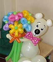Фигура медвежонка с букетом цветов