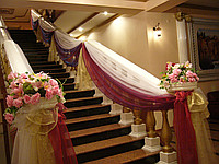 Лестничное оформление, драпировка тканью, живые и искусственные цветы 306736 Лестничное оформление, драпировка тканью, живые и искусственные цветы